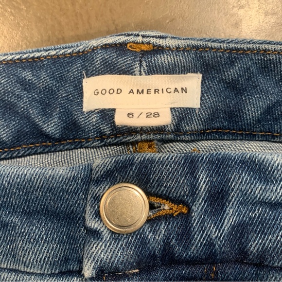 Good American Blue Ankle Cropped Jeans with Distressed Hem - Picture 3 of 13